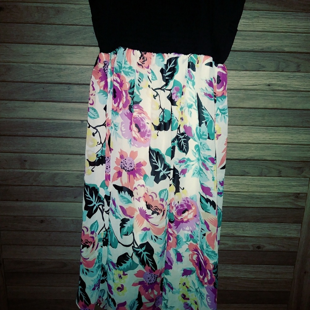 3/$5💟Full Tilt floral print dress